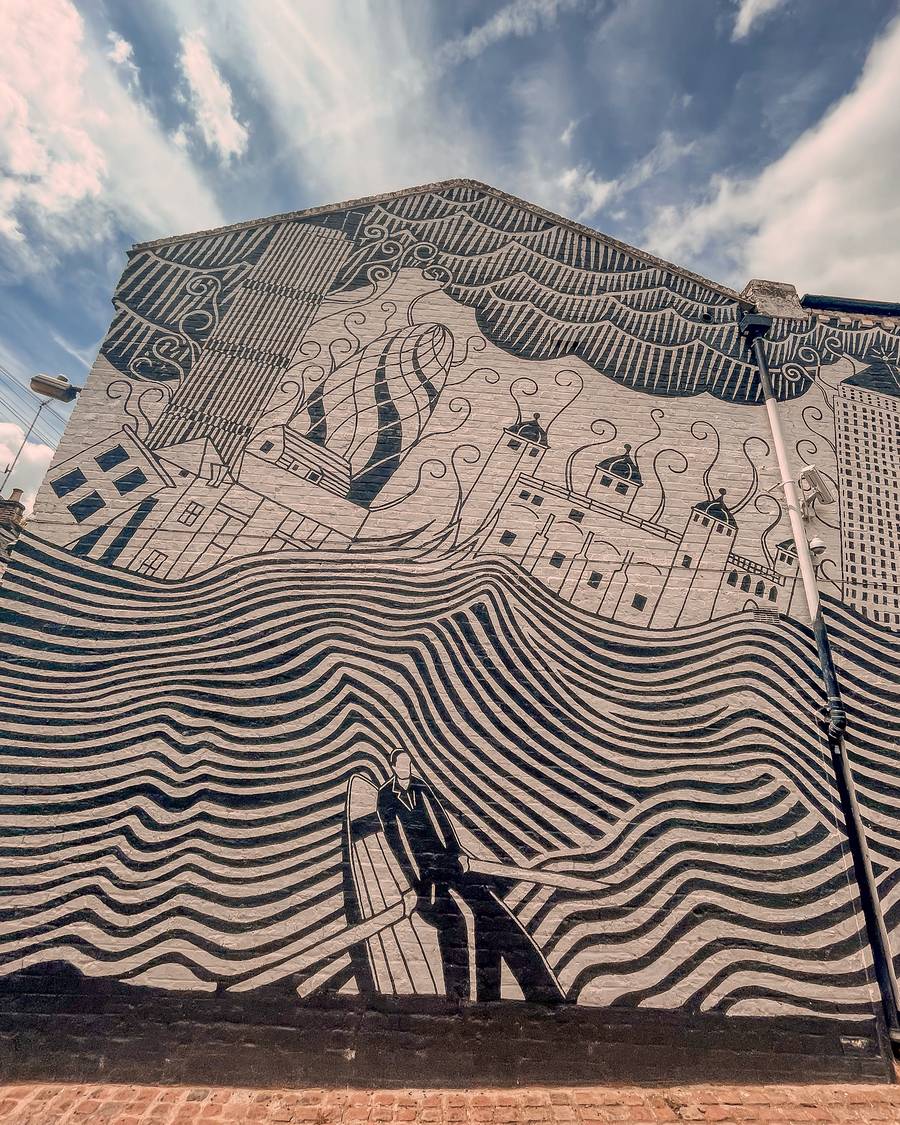 Escondido perto da estação Ladbroke Grove em Londres, você vai encontrar um mural de "The Eraser". Nele, você vai ver uma expansão da arte de capa do álbum solo de Thom Yorke de 2006, "The Eraser". Se você é fã da música de Thom Yorke ou do Radiohead, já sabe para onde ir para conferir esta joia escondida no oeste de Londres.