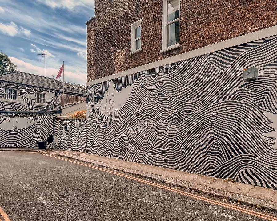 Escondido perto da estação Ladbroke Grove em Londres, você vai encontrar um mural de "The Eraser". Nele, você vai ver uma expansão da arte de capa do álbum solo de Thom Yorke de 2006, "The Eraser". Se você é fã da música de Thom Yorke ou do Radiohead, já sabe para onde ir para conferir esta joia escondida no oeste de Londres.