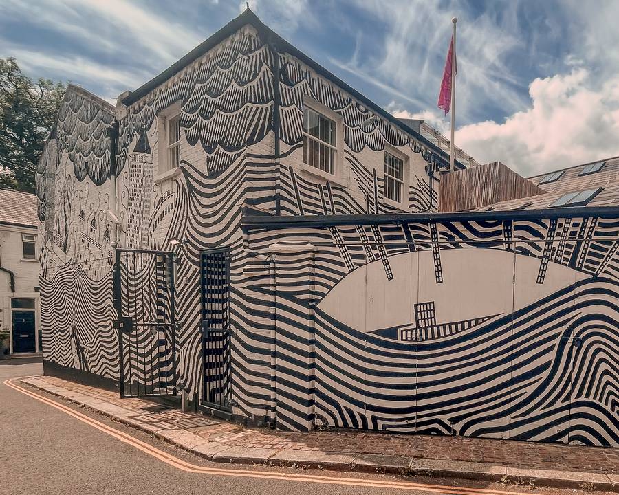 Escondido perto da estação Ladbroke Grove em Londres, você vai encontrar um mural de "The Eraser". Nele, você vai ver uma expansão da arte de capa do álbum solo de Thom Yorke de 2006, "The Eraser". Se você é fã da música de Thom Yorke ou do Radiohead, já sabe para onde ir para conferir esta joia escondida no oeste de Londres.