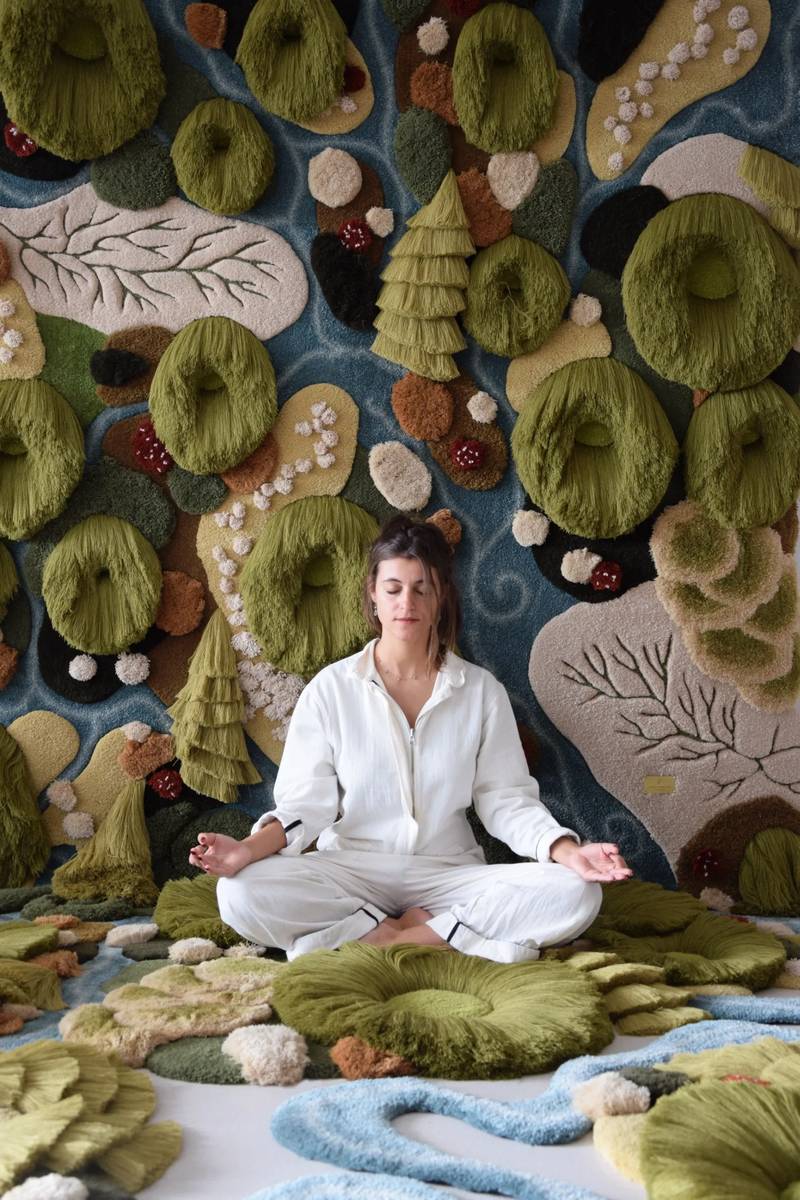 Vanessa Barragão é uma artista têxtil portuguese com um trabalho mais do que interessante. Nativa da cidade costeira de Albufeira, as suas explorações visuais e instalações de grande escala vem ao mundo com uma mistura de cores e texturas que é claramente enraizada no meio ambiente.