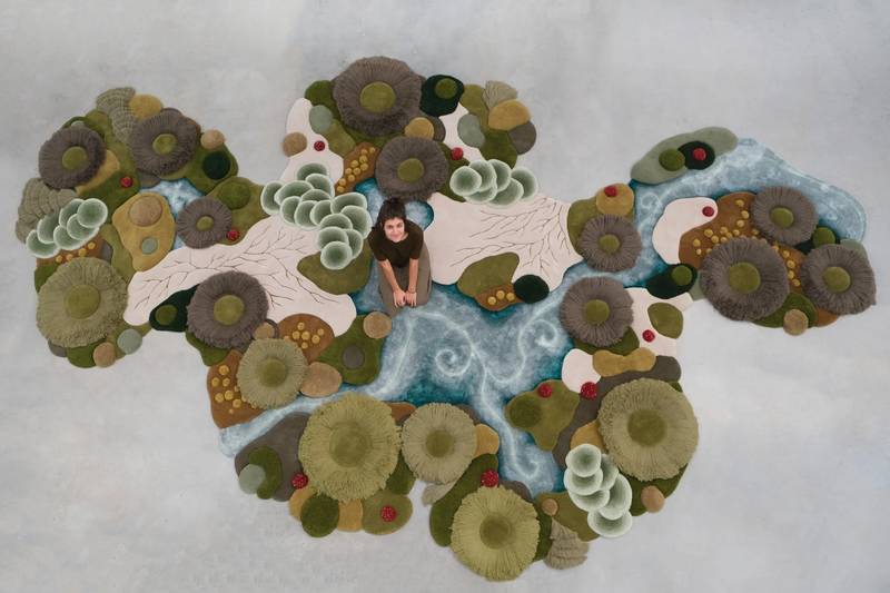 Vanessa Barragão é uma artista têxtil portuguese com um trabalho mais do que interessante. Nativa da cidade costeira de Albufeira, as suas explorações visuais e instalações de grande escala vem ao mundo com uma mistura de cores e texturas que é claramente enraizada no meio ambiente.