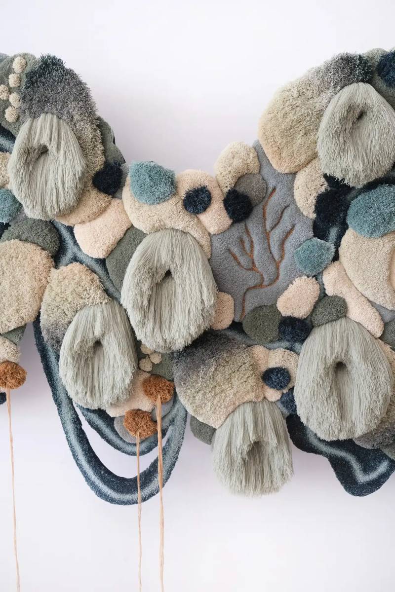 Vanessa Barragão é uma artista têxtil portuguese com um trabalho mais do que interessante. Nativa da cidade costeira de Albufeira, as suas explorações visuais e instalações de grande escala vem ao mundo com uma mistura de cores e texturas que é claramente enraizada no meio ambiente.