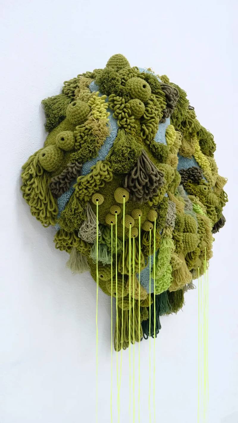 Vanessa Barragão é uma artista têxtil portuguese com um trabalho mais do que interessante. Nativa da cidade costeira de Albufeira, as suas explorações visuais e instalações de grande escala vem ao mundo com uma mistura de cores e texturas que é claramente enraizada no meio ambiente.