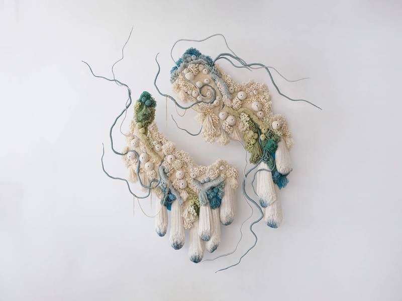 Vanessa Barragão é uma artista têxtil portuguese com um trabalho mais do que interessante. Nativa da cidade costeira de Albufeira, as suas explorações visuais e instalações de grande escala vem ao mundo com uma mistura de cores e texturas que é claramente enraizada no meio ambiente.