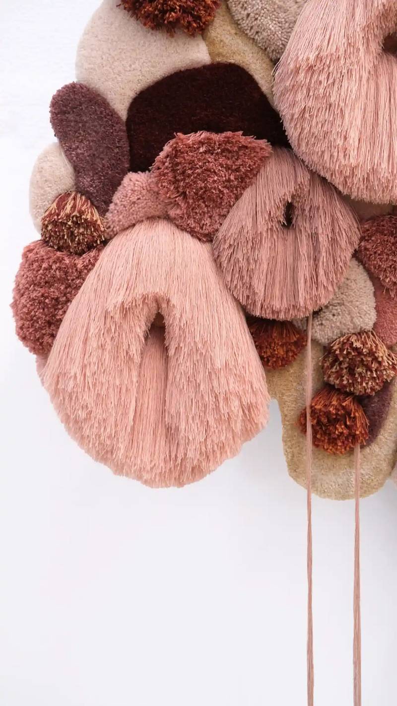 Vanessa Barragão é uma artista têxtil portuguese com um trabalho mais do que interessante. Nativa da cidade costeira de Albufeira, as suas explorações visuais e instalações de grande escala vem ao mundo com uma mistura de cores e texturas que é claramente enraizada no meio ambiente.