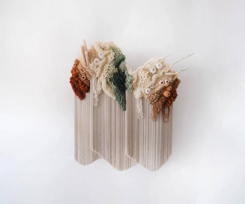 Vanessa Barragão é uma artista têxtil portuguese com um trabalho mais do que interessante. Nativa da cidade costeira de Albufeira, as suas explorações visuais e instalações de grande escala vem ao mundo com uma mistura de cores e texturas que é claramente enraizada no meio ambiente.