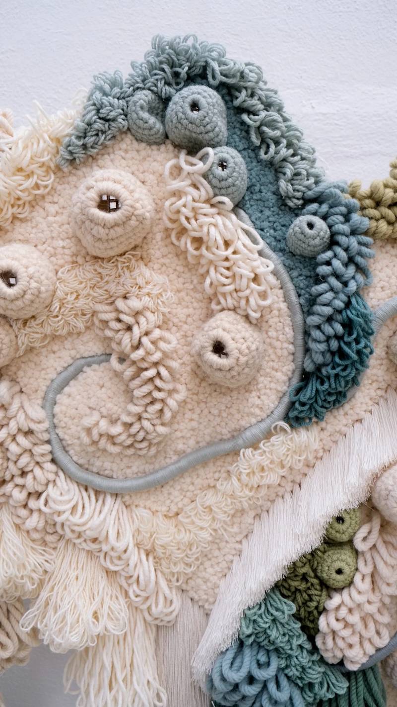 Vanessa Barragão é uma artista têxtil portuguese com um trabalho mais do que interessante. Nativa da cidade costeira de Albufeira, as suas explorações visuais e instalações de grande escala vem ao mundo com uma mistura de cores e texturas que é claramente enraizada no meio ambiente.