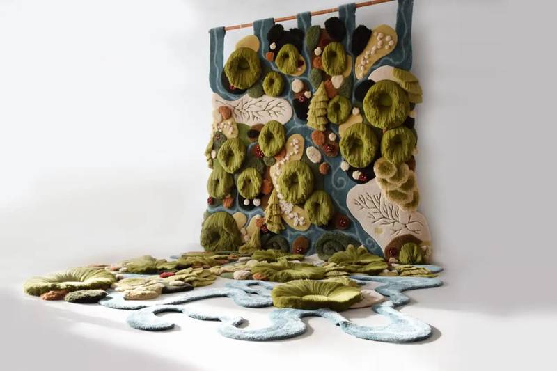 Vanessa Barragão é uma artista têxtil portuguese com um trabalho mais do que interessante. Nativa da cidade costeira de Albufeira, as suas explorações visuais e instalações de grande escala vem ao mundo com uma mistura de cores e texturas que é claramente enraizada no meio ambiente.