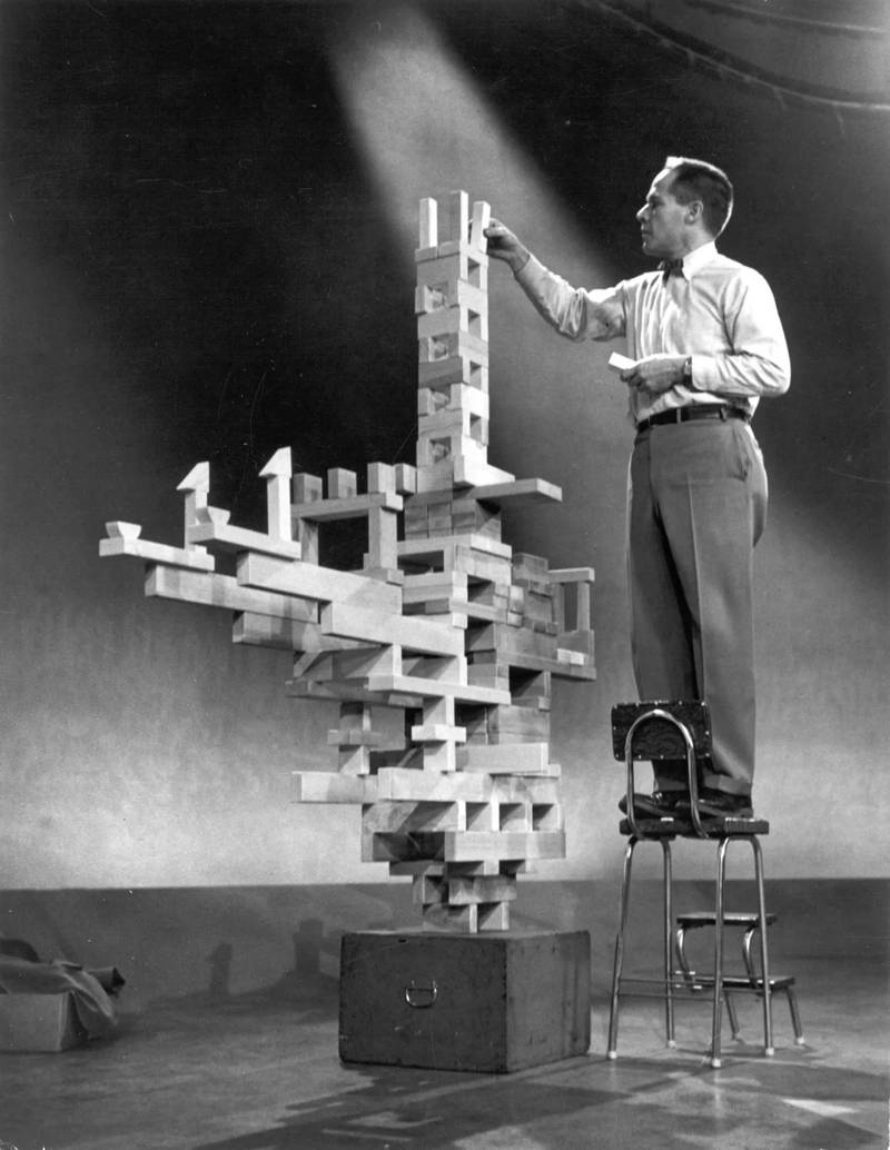 O movimento moderno de meados do século passado é frequentemente associado a designers icônicos como Charles e Ray Eames ou George Nelson. Porém, um novo documentário chamado "Modernism, Inc.: The Eliot Noyes Design Story", lança luz sobre uma figura menos conhecida que revolucionou o cenário do design corporativo.