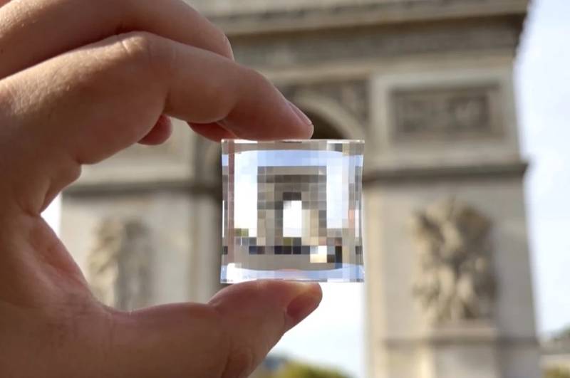 Você lembra daqueles gráficos pixelados dos primeiros videogames e computadores? Se você lembra, sabe que existe algo inegavelmente charmoso nesse visual retrô. Com a inovação do Pixel Mirror, é possível experimentá-lo de uma forma completamente diferente.