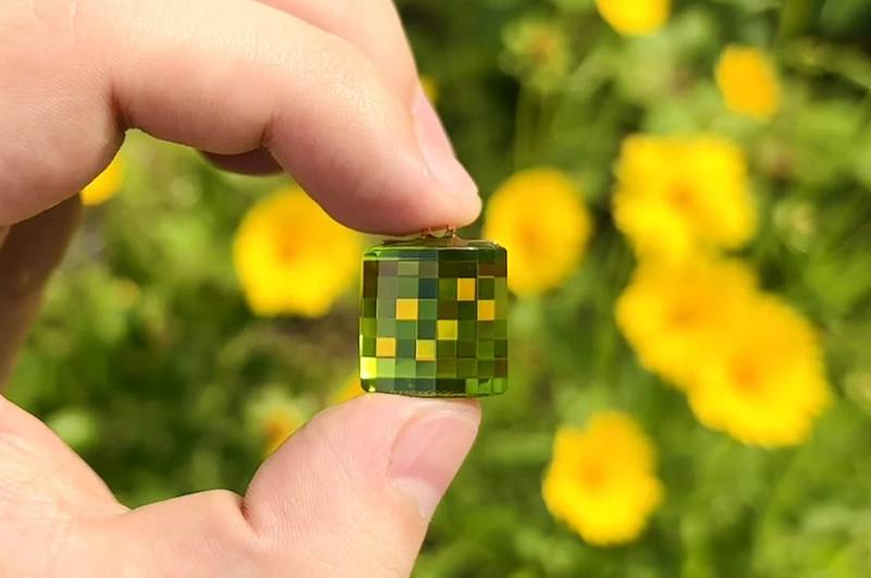Você lembra daqueles gráficos pixelados dos primeiros videogames e computadores? Se você lembra, sabe que existe algo inegavelmente charmoso nesse visual retrô. Com a inovação do Pixel Mirror, é possível experimentá-lo de uma forma completamente diferente.