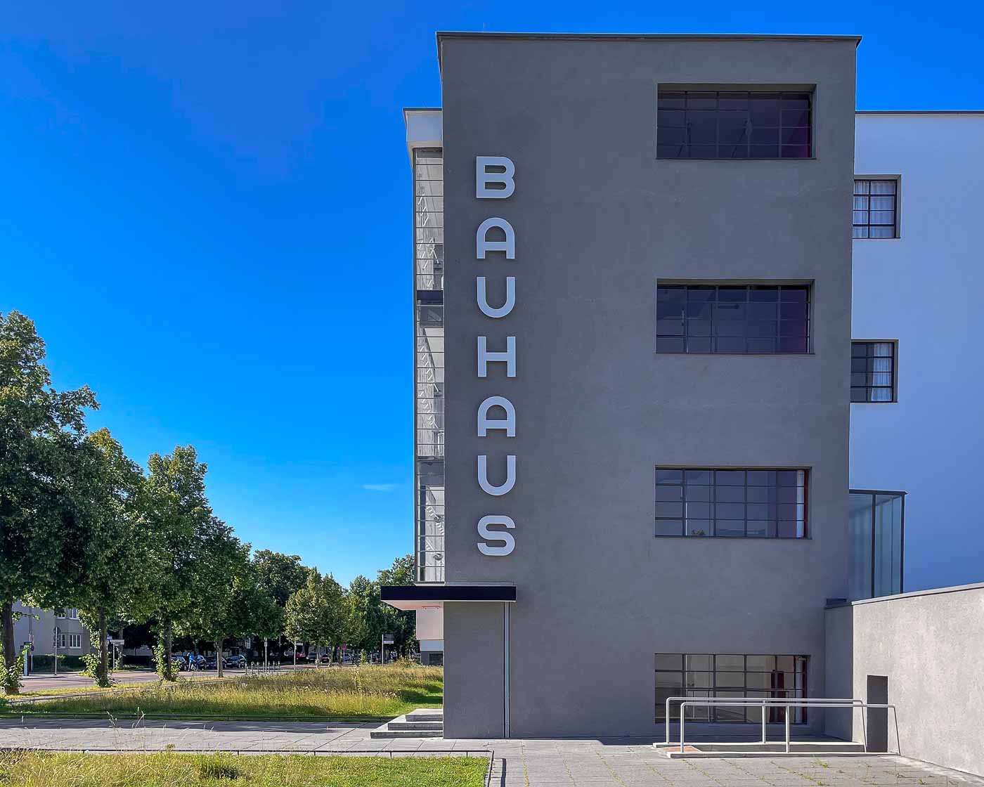 Quando visitei pela primeira vez a escola Bauhaus em Dessau, uma coisa estava faltando: a placa com o nome Bauhaus, que aparece na maioria das imagens da escola. Aquela parte do prédio estava coberta com uma lona, e uma placa de substituição estava no lugar. Por anos, perguntei-me quando a placa original voltaria ao lugar, e eu tive uma resposta para essa pergunta no verão de 2024.