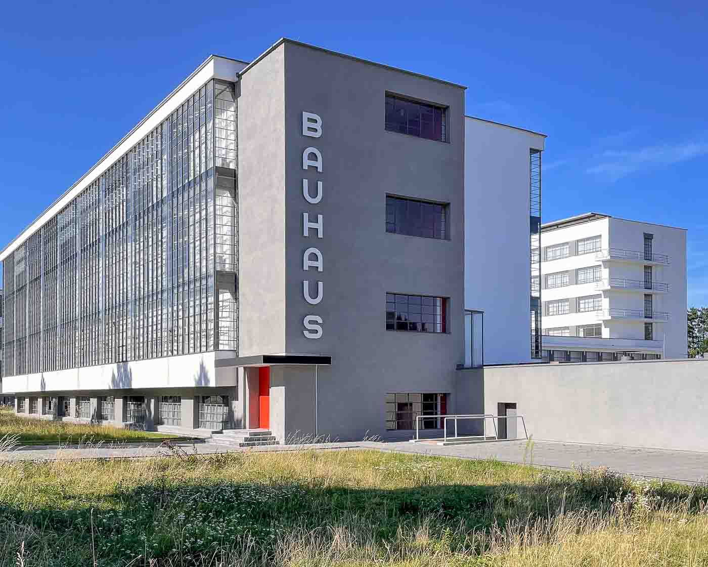 Quando visitei pela primeira vez a escola Bauhaus em Dessau, uma coisa estava faltando: a placa com o nome Bauhaus, que aparece na maioria das imagens da escola. Aquela parte do prédio estava coberta com uma lona, e uma placa de substituição estava no lugar. Por anos, perguntei-me quando a placa original voltaria ao lugar, e eu tive uma resposta para essa pergunta no verão de 2024.