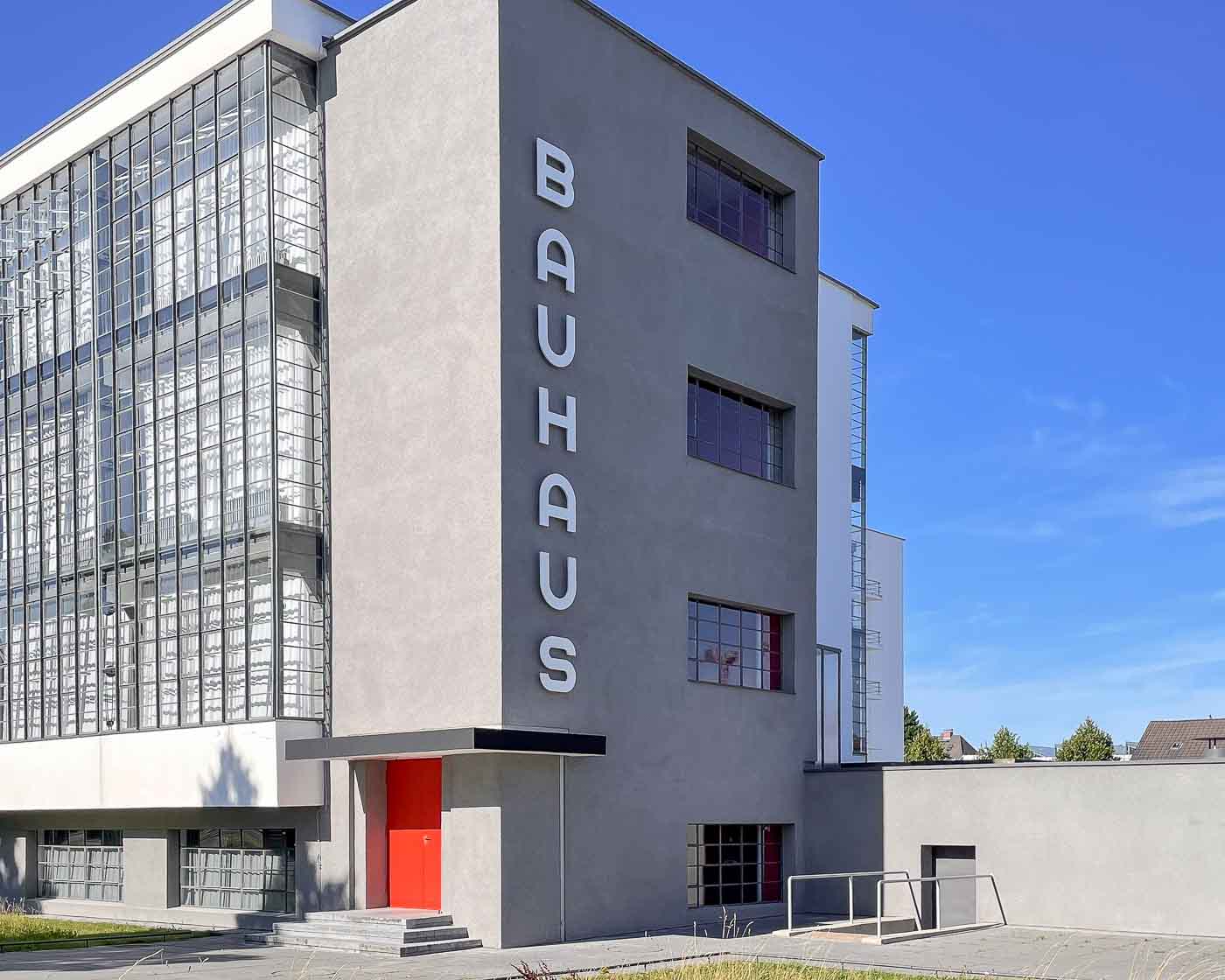 Quando visitei pela primeira vez a escola Bauhaus em Dessau, uma coisa estava faltando: a placa com o nome Bauhaus, que aparece na maioria das imagens da escola. Aquela parte do prédio estava coberta com uma lona, e uma placa de substituição estava no lugar. Por anos, perguntei-me quando a placa original voltaria ao lugar, e eu tive uma resposta para essa pergunta no verão de 2024.