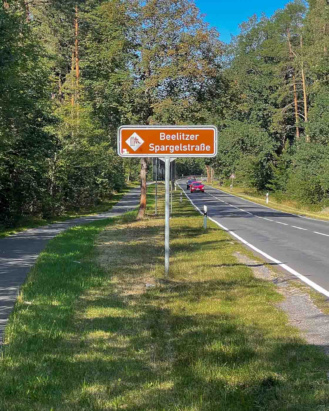 Quando visitei pela primeira vez a escola Bauhaus em Dessau, uma coisa estava faltando: a placa com o nome Bauhaus, que aparece na maioria das imagens da escola. Aquela parte do prédio estava coberta com uma lona, e uma placa de substituição estava no lugar. Por anos, perguntei-me quando a placa original voltaria ao lugar, e eu tive uma resposta para essa pergunta no verão de 2024.
