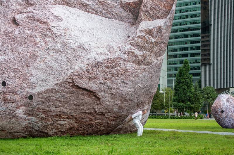 Recentemente, a vibrante cena artística de Cingapura recebeu uma adição mais do que interessante: o Iwagumi Air Scape. Esta obra de arte interativa pode ser descrita como uma experiência, e eu digo isso porque ela parece reviver a antiga arte japonesa de Iwagumi para a paisagem urbana moderna.