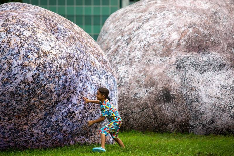 Recentemente, a vibrante cena artística de Cingapura recebeu uma adição mais do que interessante: o Iwagumi Air Scape. Esta obra de arte interativa pode ser descrita como uma experiência, e eu digo isso porque ela parece reviver a antiga arte japonesa de Iwagumi para a paisagem urbana moderna.