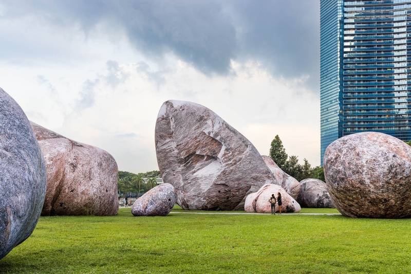 Recentemente, a vibrante cena artística de Cingapura recebeu uma adição mais do que interessante: o Iwagumi Air Scape. Esta obra de arte interativa pode ser descrita como uma experiência, e eu digo isso porque ela parece reviver a antiga arte japonesa de Iwagumi para a paisagem urbana moderna.