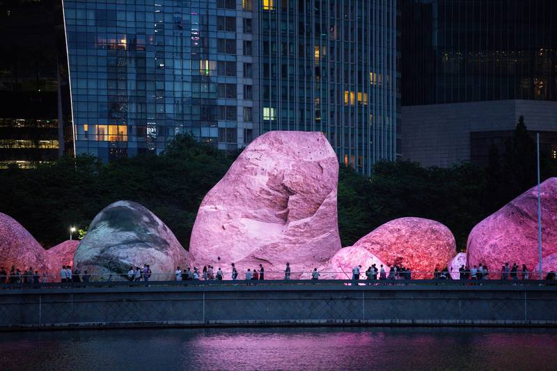 Recentemente, a vibrante cena artística de Cingapura recebeu uma adição mais do que interessante: o Iwagumi Air Scape. Esta obra de arte interativa pode ser descrita como uma experiência, e eu digo isso porque ela parece reviver a antiga arte japonesa de Iwagumi para a paisagem urbana moderna.