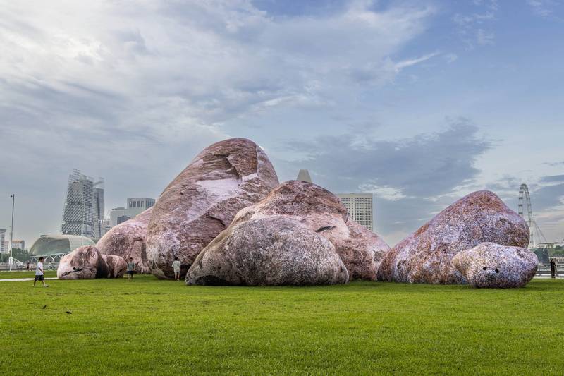 Recentemente, a vibrante cena artística de Cingapura recebeu uma adição mais do que interessante: o Iwagumi Air Scape. Esta obra de arte interativa pode ser descrita como uma experiência, e eu digo isso porque ela parece reviver a antiga arte japonesa de Iwagumi para a paisagem urbana moderna.