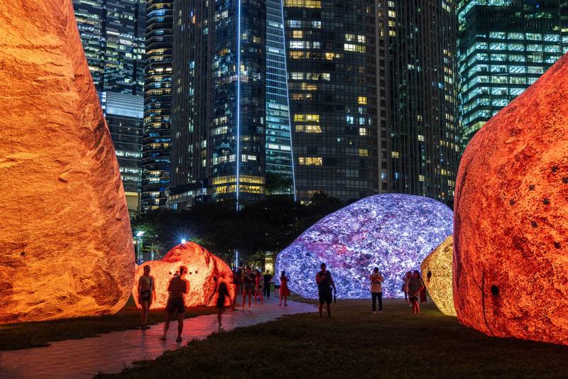 Recentemente, a vibrante cena artística de Cingapura recebeu uma adição mais do que interessante: o Iwagumi Air Scape. Esta obra de arte interativa pode ser descrita como uma experiência, e eu digo isso porque ela parece reviver a antiga arte japonesa de Iwagumi para a paisagem urbana moderna.