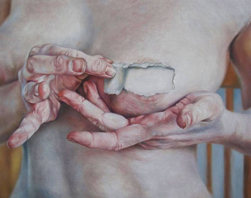 Tanya Gomelskaya é uma pintora que nos convida a olhar mais de perto o mundo, especialmente nós mesmos. O seu portfólio é repleto de pinturas que podem ser descritas como close-ups de mãos, rostos e outras partes do corpo. Ela pinta de uma maneira bem detalhada e realista, com uma atenção aos detalhes fora do comum, fazendo você se sentir como se estivesse envolvido com os seus temas.