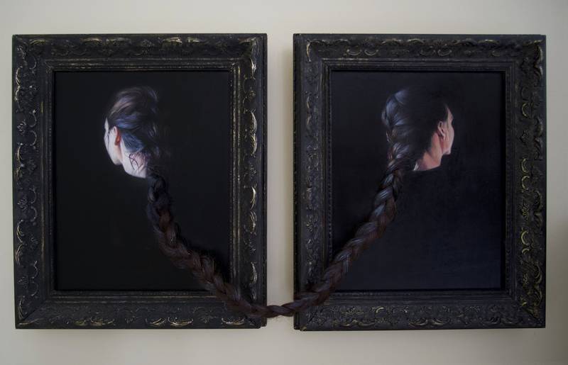 Tanya Gomelskaya é uma pintora que nos convida a olhar mais de perto o mundo, especialmente nós mesmos. O seu portfólio é repleto de pinturas que podem ser descritas como close-ups de mãos, rostos e outras partes do corpo. Ela pinta de uma maneira bem detalhada e realista, com uma atenção aos detalhes fora do comum, fazendo você se sentir como se estivesse envolvido com os seus temas.