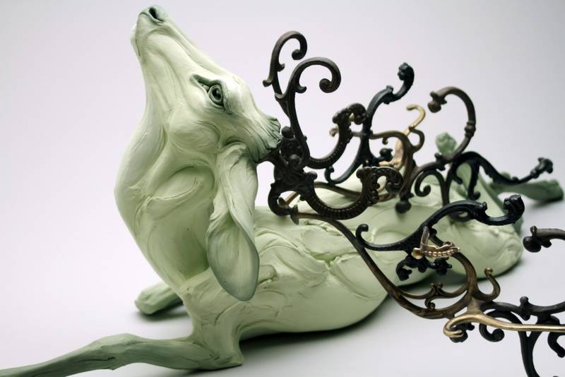 Beth Cavener é uma escultora que se aprofunda nas profundezas da psicologia humana. Ela não faz isso através de retratos, ela faz através das formas poderosas e expressivas dos animais.