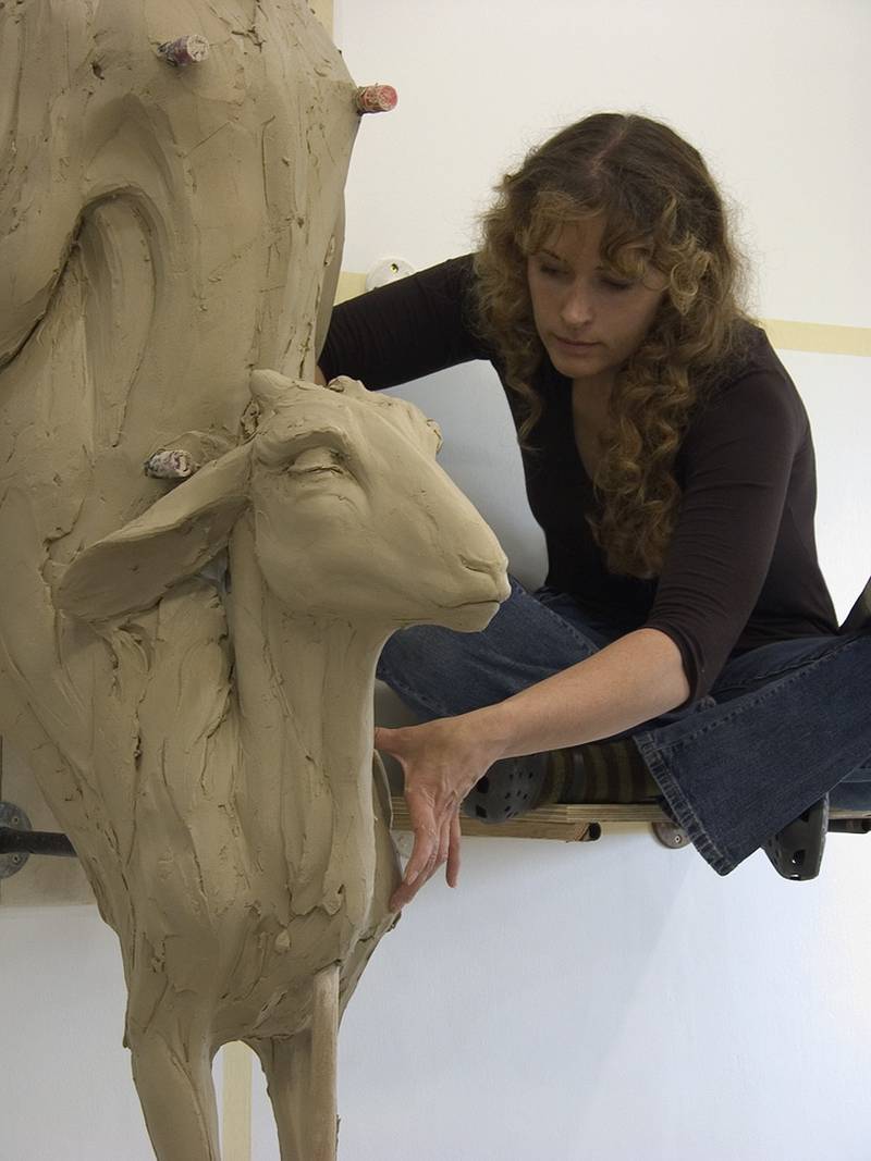 Beth Cavener é uma escultora que se aprofunda nas profundezas da psicologia humana. Ela não faz isso através de retratos, ela faz através das formas poderosas e expressivas dos animais.