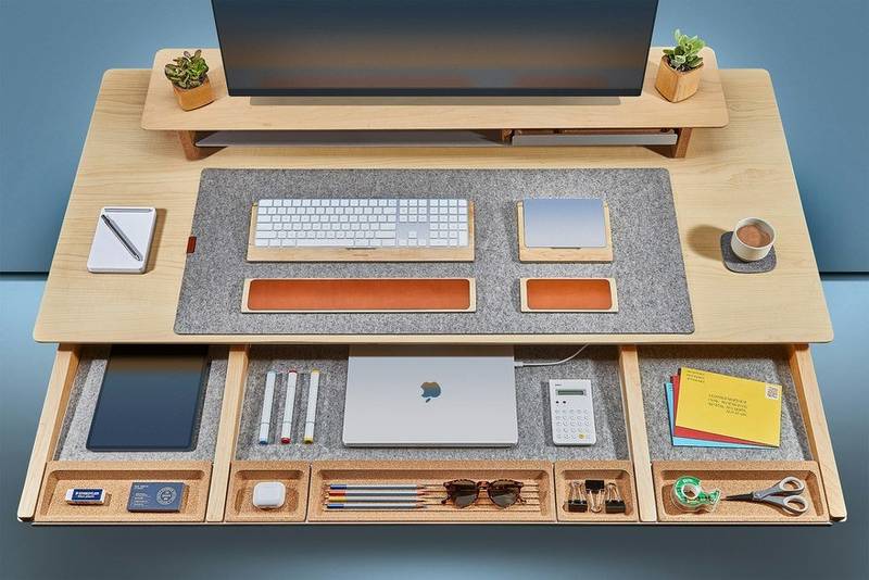 Vamos encarar os fatos: a maioria das standing desk são bem básicas: apenas uma superfície plana com pernas que sobem e descem. Mas a Standing Desk da Grovemade? Ela é única. Esta mesa foi projetada para ser bonita e prática e com recursos inteligentes que a tornam perfeita para o ambiente de trabalho moderno.
