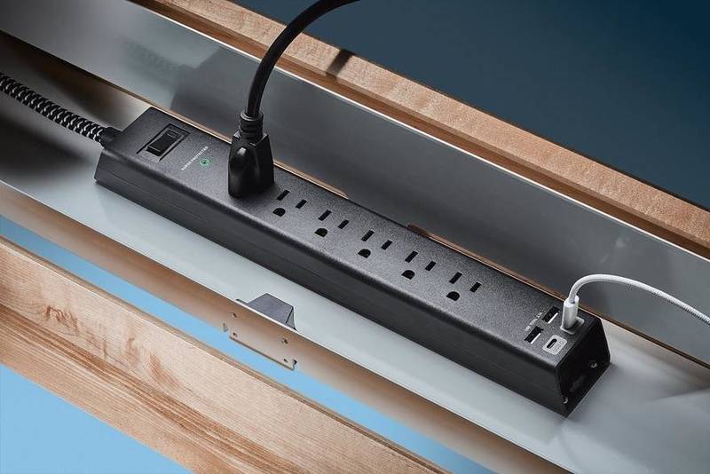 Vamos encarar os fatos: a maioria das standing desk são bem básicas: apenas uma superfície plana com pernas que sobem e descem. Mas a Standing Desk da Grovemade? Ela é única. Esta mesa foi projetada para ser bonita e prática e com recursos inteligentes que a tornam perfeita para o ambiente de trabalho moderno.