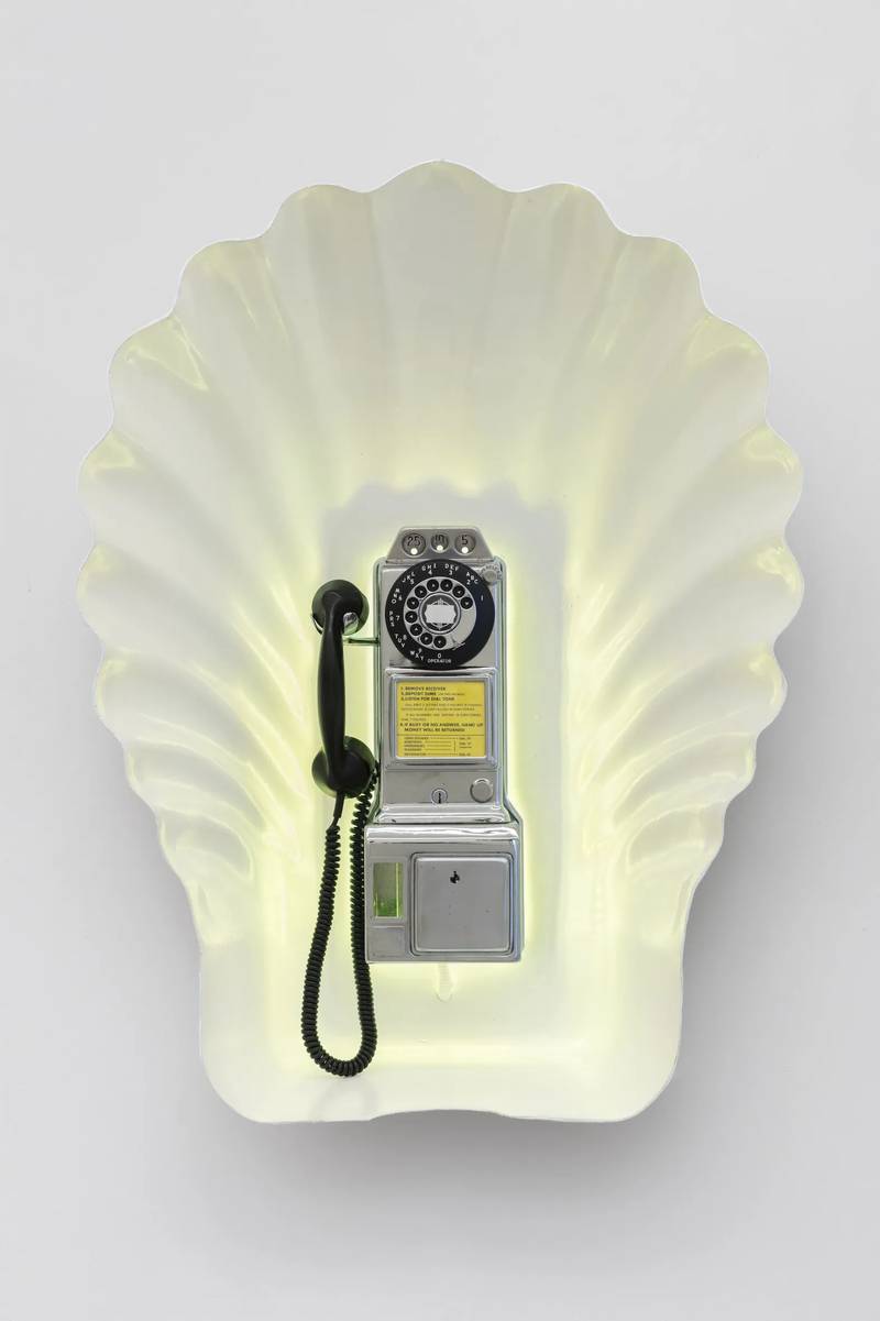 Ariana Papademetropoulos convida você para um mundo onde a magia e a realidade se confundem na sua cativante exposição, "Ringing Saturn". Esta mostra, a sua primeira exposição solo na MASSIMODECARLO em Milão, é imperdível para os amantes da arte e qualquer pessoa fascinada pelos mistérios do universo.