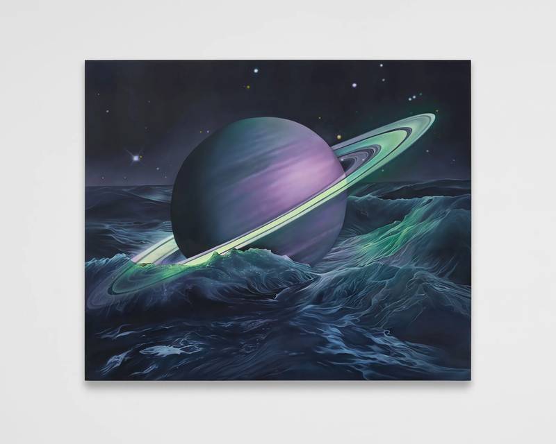 Ariana Papademetropoulos convida você para um mundo onde a magia e a realidade se confundem na sua cativante exposição, "Ringing Saturn". Esta mostra, a sua primeira exposição solo na MASSIMODECARLO em Milão, é imperdível para os amantes da arte e qualquer pessoa fascinada pelos mistérios do universo.