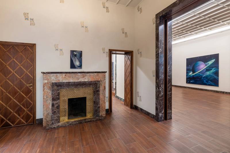 Ariana Papademetropoulos convida você para um mundo onde a magia e a realidade se confundem na sua cativante exposição, "Ringing Saturn". Esta mostra, a sua primeira exposição solo na MASSIMODECARLO em Milão, é imperdível para os amantes da arte e qualquer pessoa fascinada pelos mistérios do universo.