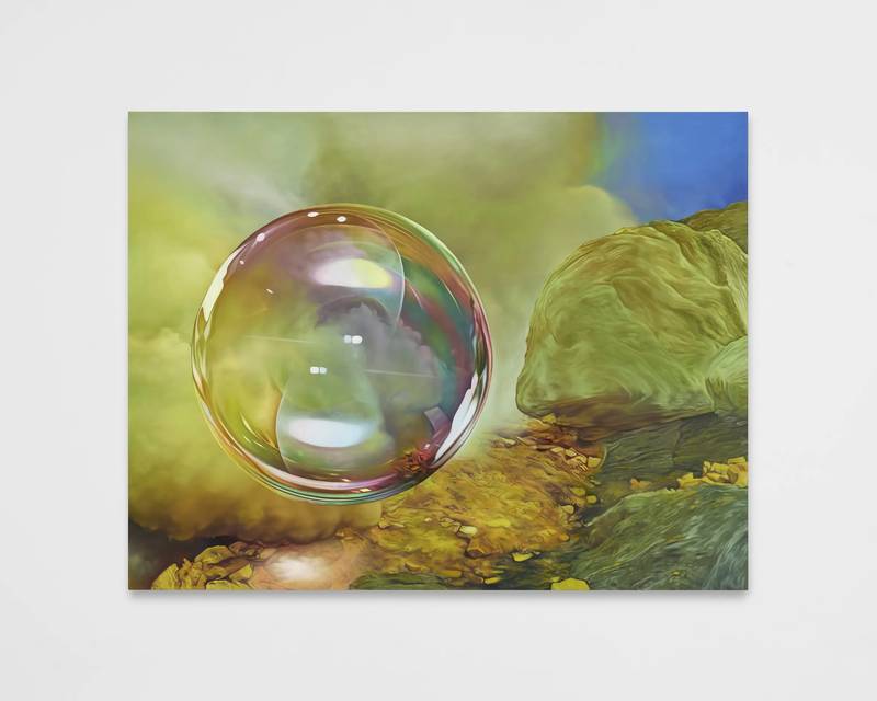 Ariana Papademetropoulos convida você para um mundo onde a magia e a realidade se confundem na sua cativante exposição, "Ringing Saturn". Esta mostra, a sua primeira exposição solo na MASSIMODECARLO em Milão, é imperdível para os amantes da arte e qualquer pessoa fascinada pelos mistérios do universo.