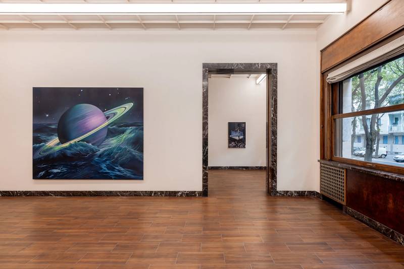 Ariana Papademetropoulos convida você para um mundo onde a magia e a realidade se confundem na sua cativante exposição, "Ringing Saturn". Esta mostra, a sua primeira exposição solo na MASSIMODECARLO em Milão, é imperdível para os amantes da arte e qualquer pessoa fascinada pelos mistérios do universo.