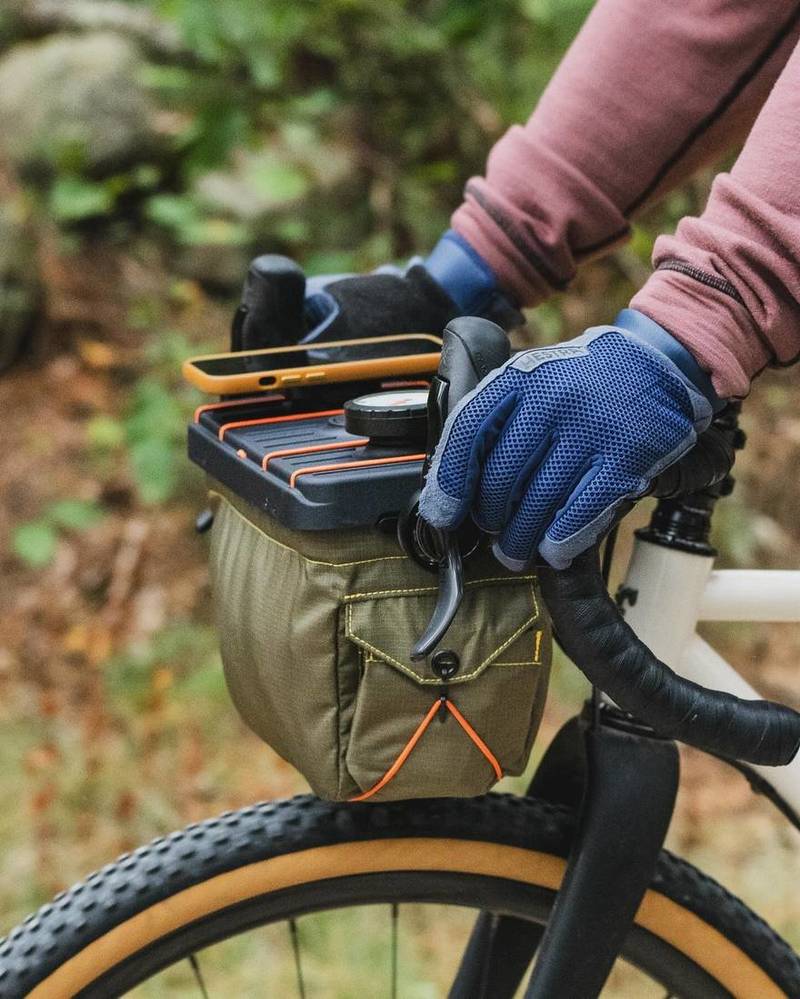 A Route Werks, uma empresa conhecida por seus incríveis acessórios para bicicletas, acaba de lançar a sua nova Big Handlebar Bag que está fazendo um enorme sucesso online. Ela se chama Big Handlebar Bag e já é um grande sucesso no Kickstarter com quase 150 mil dólares já recebidos.