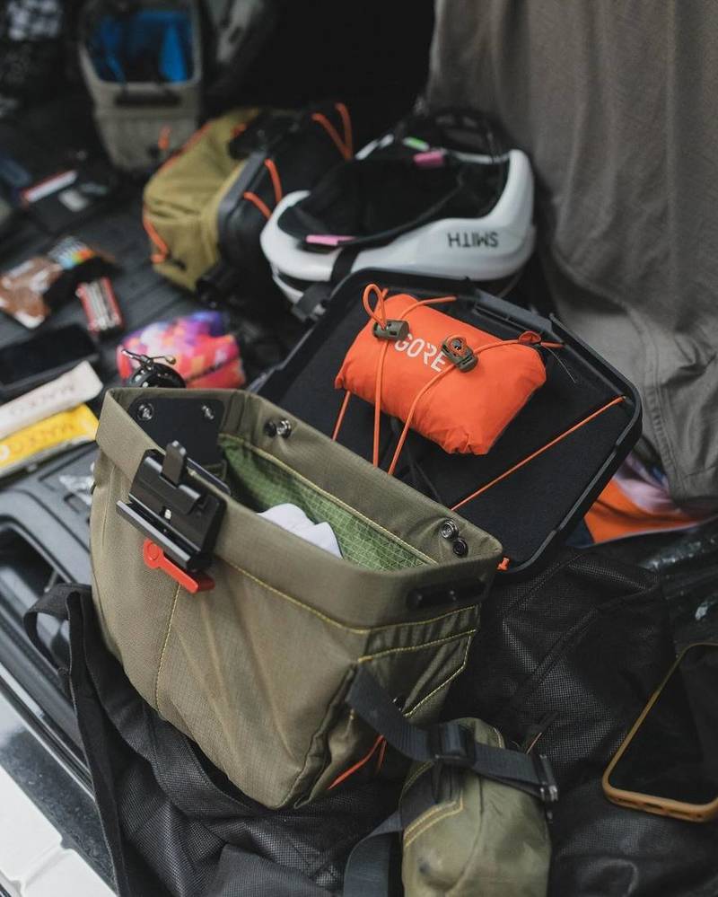 A Route Werks, uma empresa conhecida por seus incríveis acessórios para bicicletas, acaba de lançar a sua nova Big Handlebar Bag que está fazendo um enorme sucesso online. Ela se chama Big Handlebar Bag e já é um grande sucesso no Kickstarter com quase 150 mil dólares já recebidos.