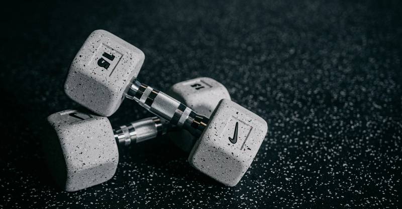 A Nike sempre quis ultrapassar limites, e o seu produto mais recente não é exceção. Então estou aqui apresentando os halteres conhecidos como Nike Grind. E eles vão se tornar um divisor de águas para seus músculos e para o planeta.
