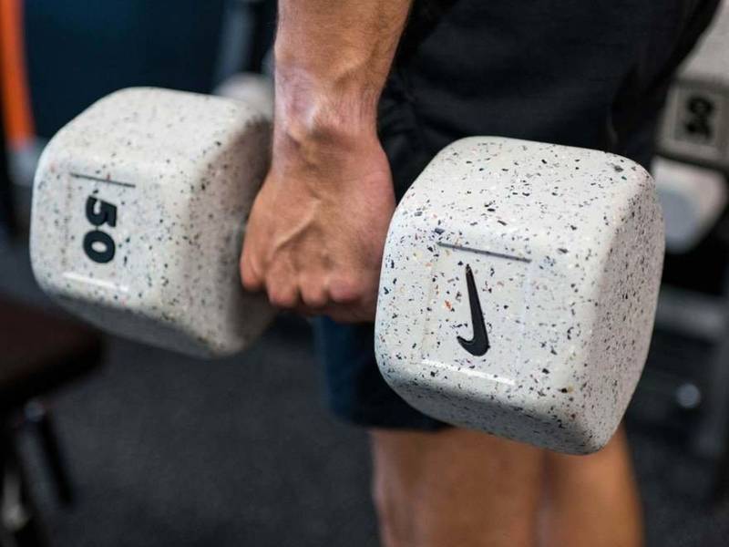 A Nike sempre quis ultrapassar limites, e o seu produto mais recente não é exceção. Então estou aqui apresentando os halteres conhecidos como Nike Grind. E eles vão se tornar um divisor de águas para seus músculos e para o planeta.
