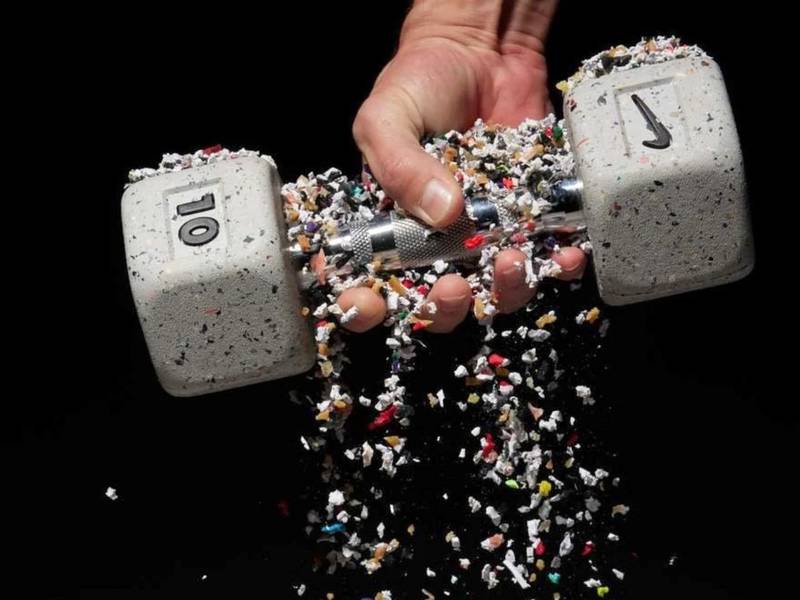 A Nike sempre quis ultrapassar limites, e o seu produto mais recente não é exceção. Então estou aqui apresentando os halteres conhecidos como Nike Grind. E eles vão se tornar um divisor de águas para seus músculos e para o planeta.