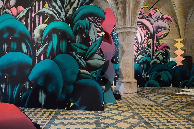 Julien Colombier é um artista francês que está causando impacto no mundo da arte e do design. O seu trabalho é conhecido por ser mais do que colorido e imaginativo, com um estilo moderno e repleto de referências da natureza.