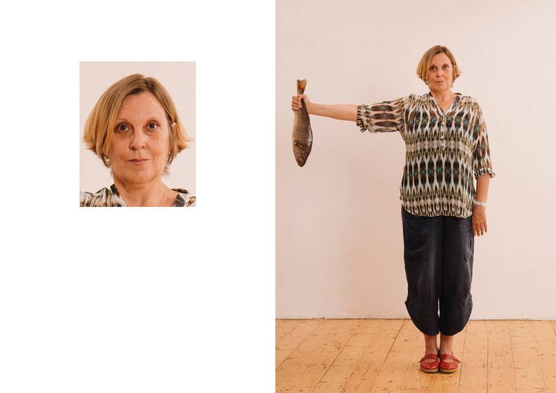 Em "Passport Photos", Max Siedentopf examina esse tipo de fotografia cotidiana de um jeito diferente. Ele queria ver quais eram o limites da expressão artística e se ele conseguiria encontrar algo criativo nesse meio, mesmo com todas as regras rígidas que existem ali. E, pelas imagens que selecionei para esse artigo, dá para perceber que ele conseguiu realizar uma proeza única. 