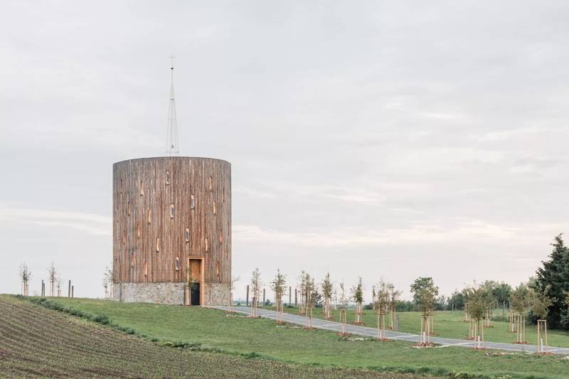 O Studio RCNKSK concluiu um projeto único — a capela de Nossa Senhora das Dores em Nesvacilka, na República Tcheca. Esta capela deslumbrante é mais do que apenas um edifício; ela representa a fé, a comunidade e o poder duradouro da arquitetura.