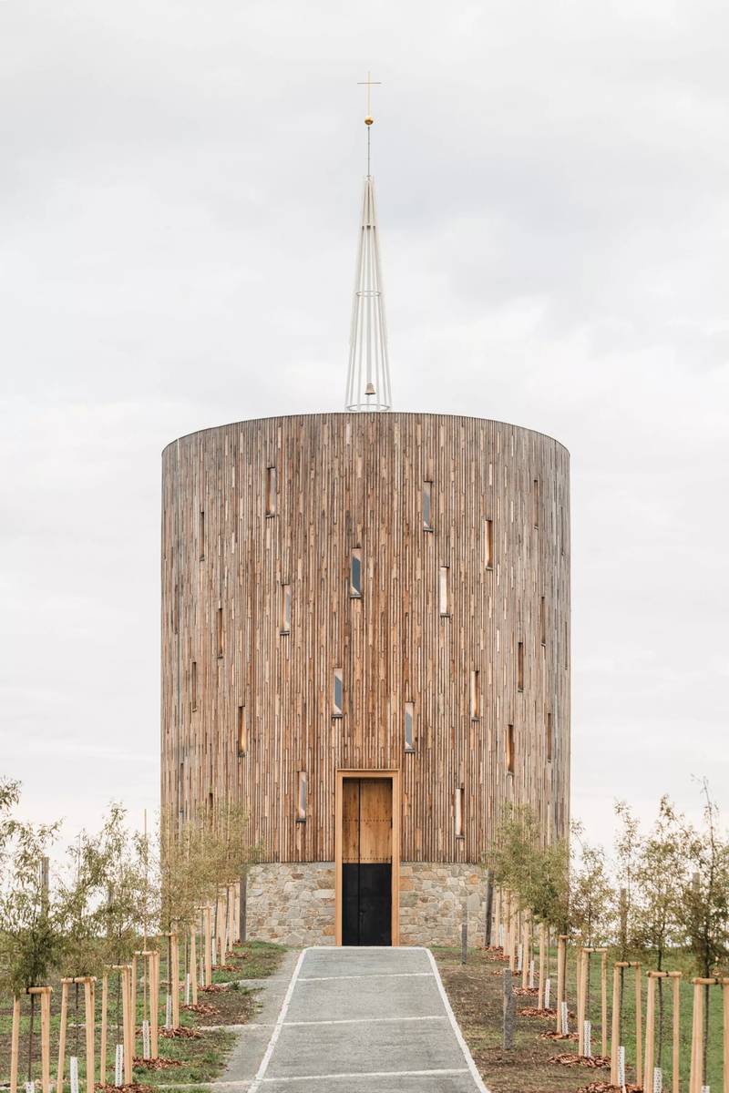 O Studio RCNKSK concluiu um projeto único — a capela de Nossa Senhora das Dores em Nesvacilka, na República Tcheca. Esta capela deslumbrante é mais do que apenas um edifício; ela representa a fé, a comunidade e o poder duradouro da arquitetura.