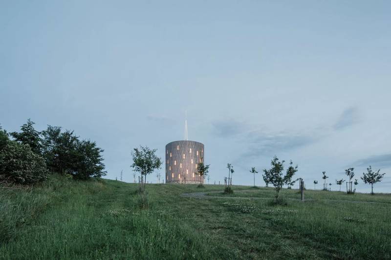 O Studio RCNKSK concluiu um projeto único — a capela de Nossa Senhora das Dores em Nesvacilka, na República Tcheca. Esta capela deslumbrante é mais do que apenas um edifício; ela representa a fé, a comunidade e o poder duradouro da arquitetura.