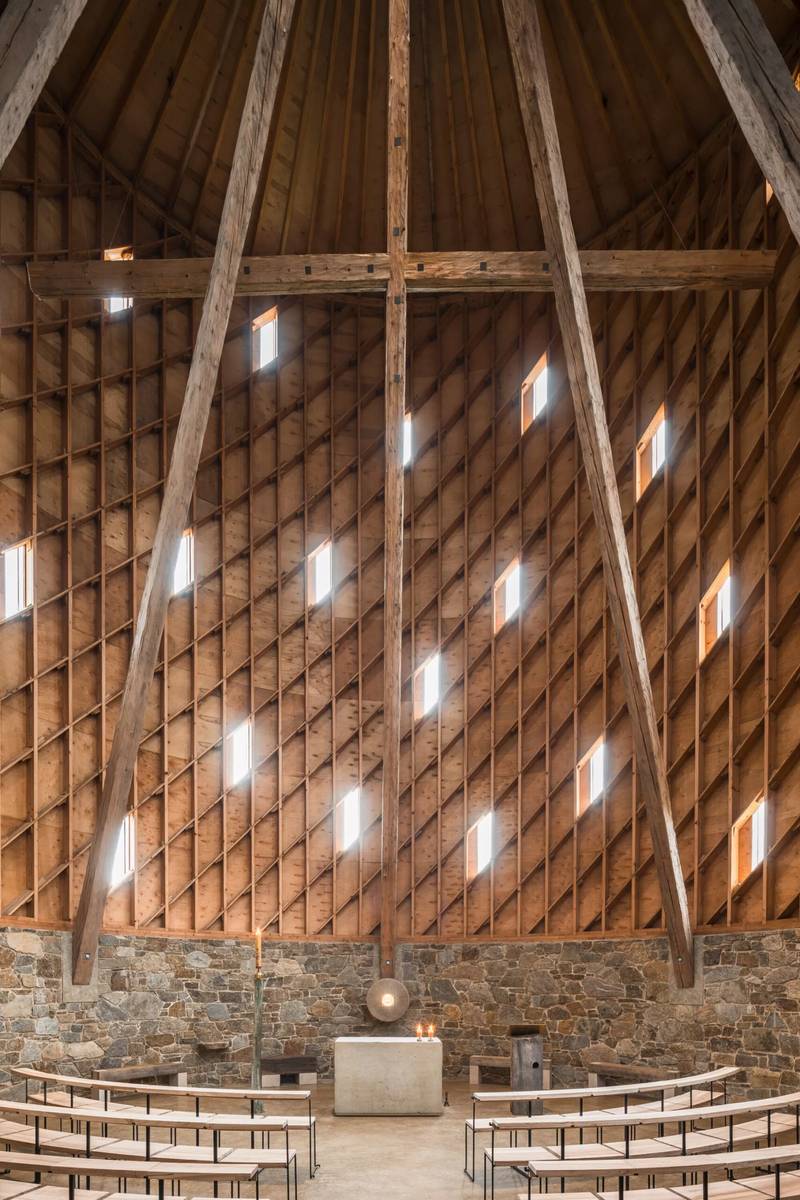O Studio RCNKSK concluiu um projeto único — a capela de Nossa Senhora das Dores em Nesvacilka, na República Tcheca. Esta capela deslumbrante é mais do que apenas um edifício; ela representa a fé, a comunidade e o poder duradouro da arquitetura.