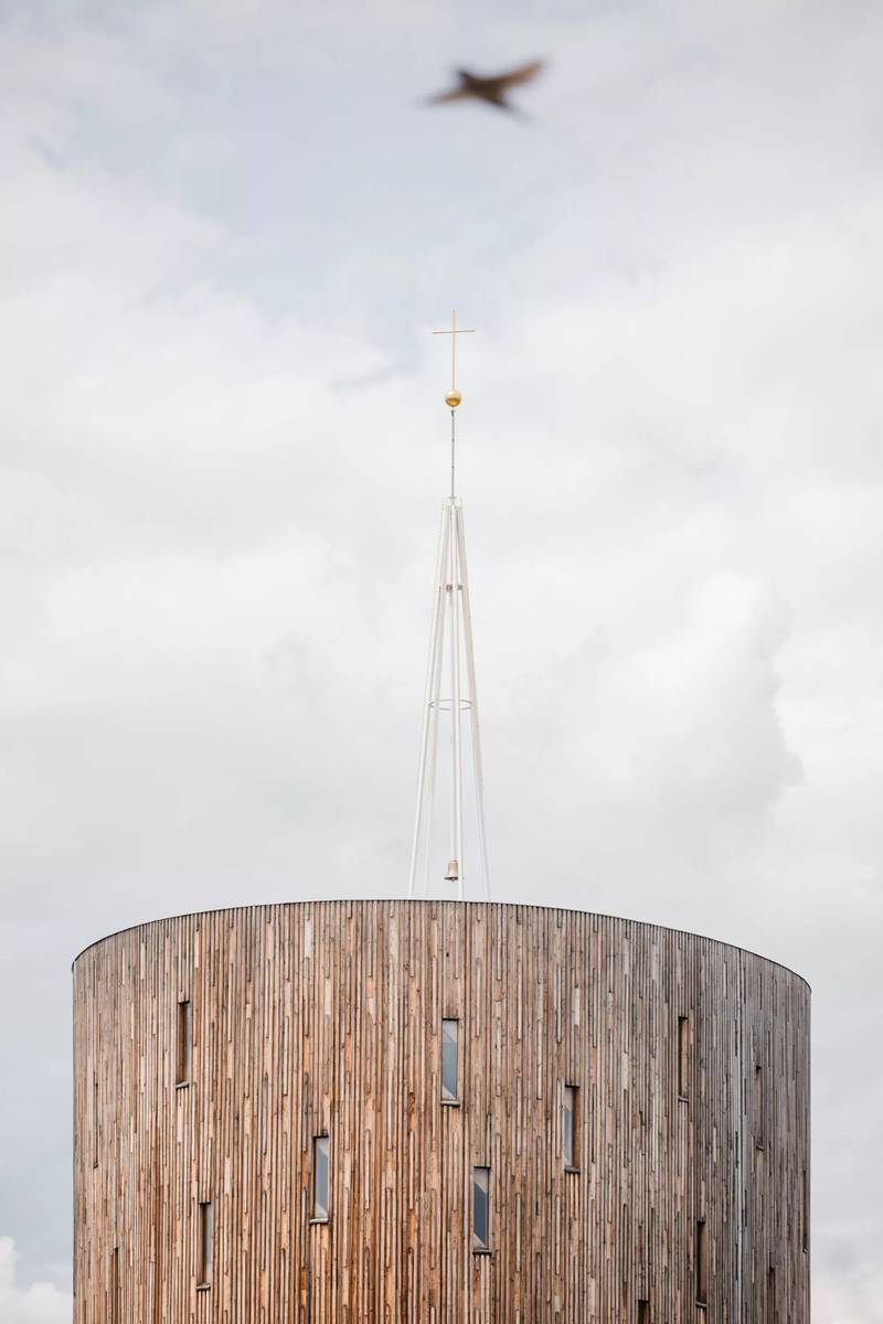 O Studio RCNKSK concluiu um projeto único — a capela de Nossa Senhora das Dores em Nesvacilka, na República Tcheca. Esta capela deslumbrante é mais do que apenas um edifício; ela representa a fé, a comunidade e o poder duradouro da arquitetura.