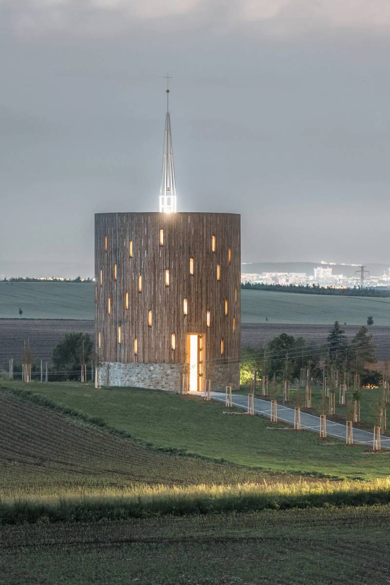 O Studio RCNKSK concluiu um projeto único — a capela de Nossa Senhora das Dores em Nesvacilka, na República Tcheca. Esta capela deslumbrante é mais do que apenas um edifício; ela representa a fé, a comunidade e o poder duradouro da arquitetura.
