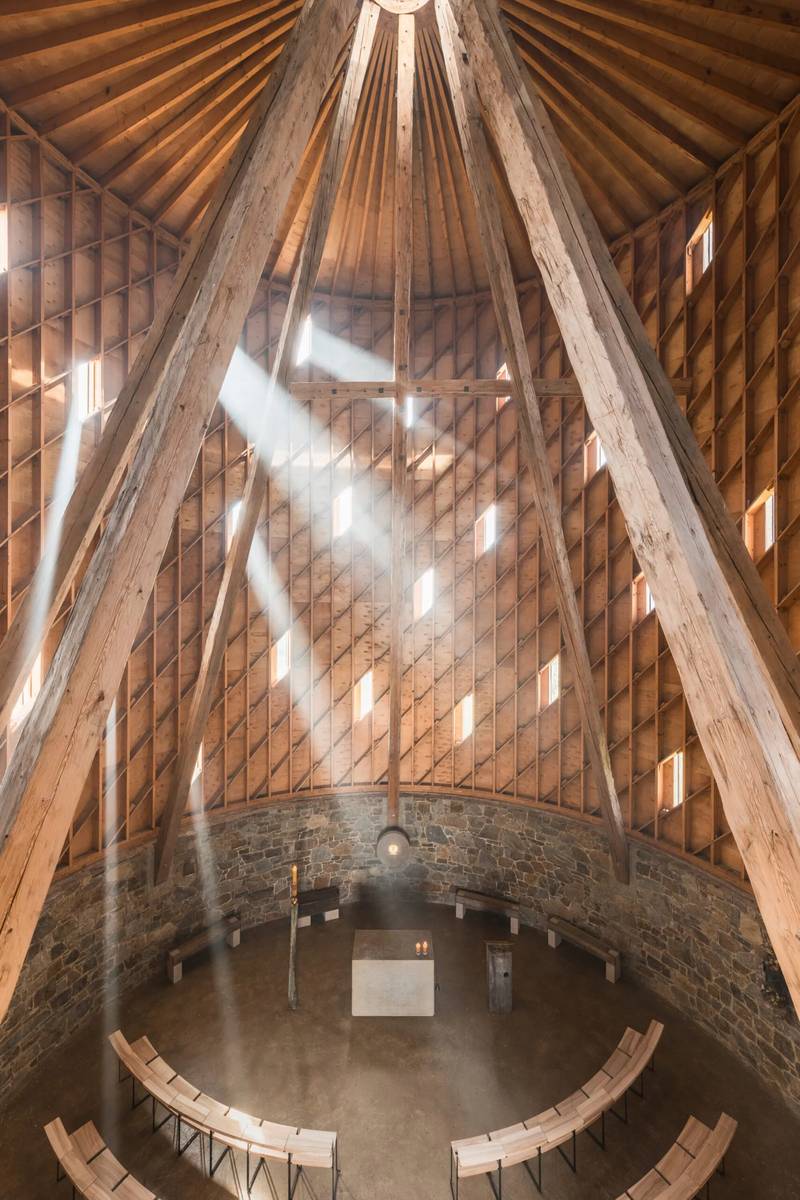 O Studio RCNKSK concluiu um projeto único — a capela de Nossa Senhora das Dores em Nesvacilka, na República Tcheca. Esta capela deslumbrante é mais do que apenas um edifício; ela representa a fé, a comunidade e o poder duradouro da arquitetura.